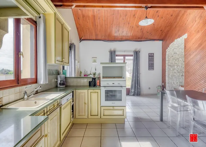 maison blanche piscine et petit déjeuner