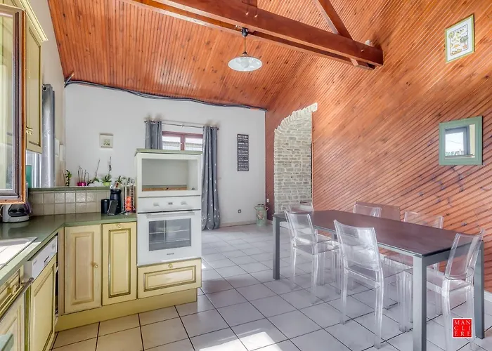 maison blanche piscine et petit déjeuner